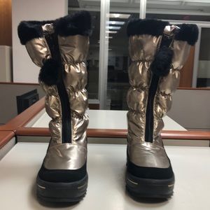 Best snow boots ever but too small! Worn for only 10 minutes -Warm &gorgeous!